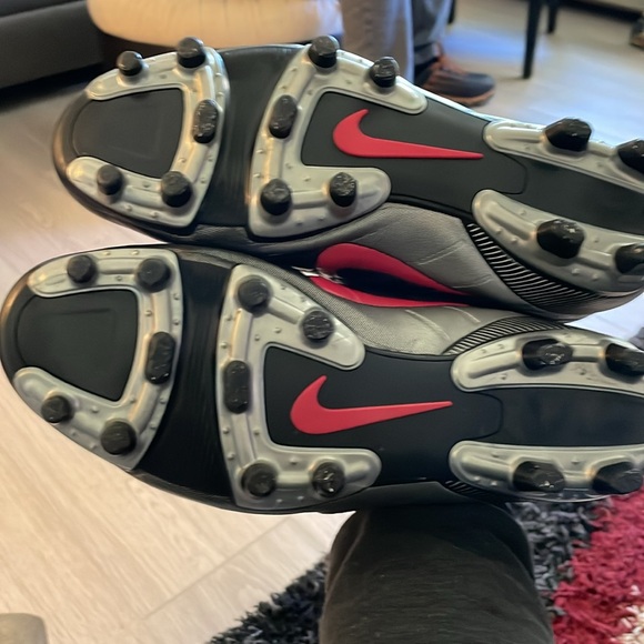 Men’s Nike soccer cleats - Picture 3 of 3